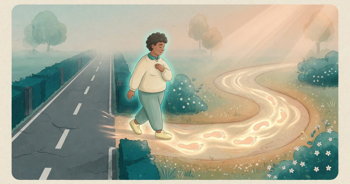 Persona joven frente a un molde de sí misma ligeramente más pequeño, sosteniendo una planta en la mano — el molde representa las expectativas familiares heredadas, la planta la vida propia que empieza a crecer