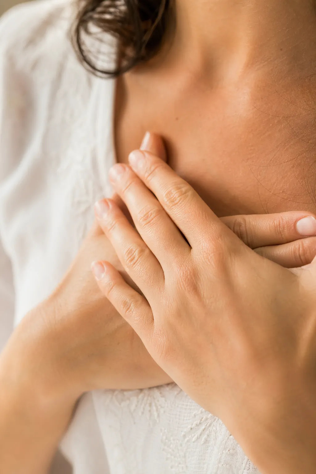 Manos sobre el pecho siguiendo la respiración