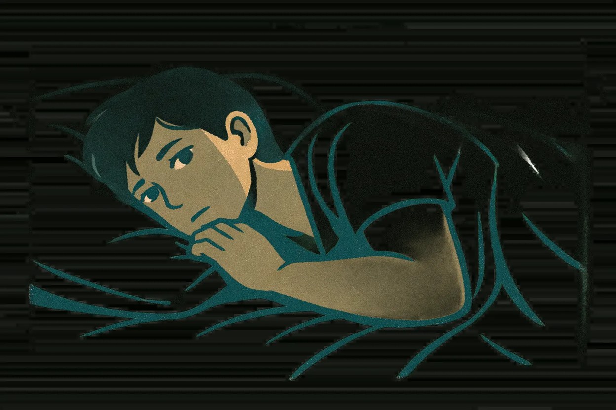 Composición en acuarela suave: habitación a oscuras con una persona sentada en el borde de la cama mirando la ventana iluminada por la luna, una mesita con una libreta abierta y un lápiz, paleta cálida con tonos azul nocturno y beige cálido.